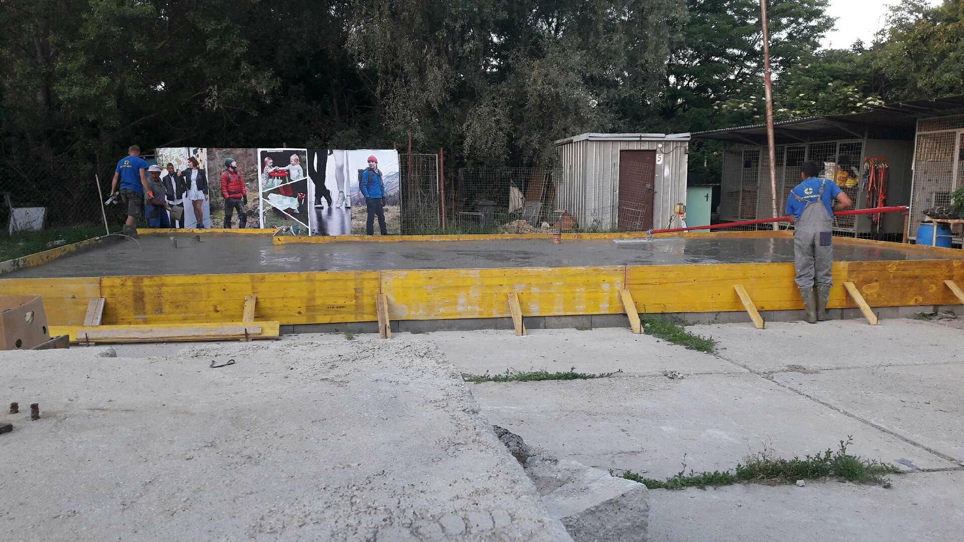 Zalievanie základovej dosky betónom